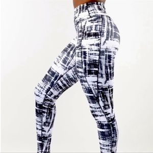 Buffbunny Triggered Leggings Size Medium NWT